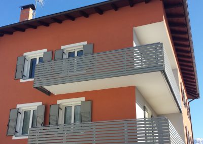 PARAPETTI_BALCONE_ALLUMINIO_TECNOLOGICO_LISTELLI_ORIZZONTALI_DIETRE_SRL