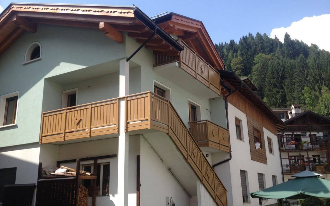 Trentino | Parapetti classici per balconi in alluminio tinta legno