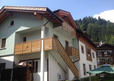 Trentino | Parapetti classici per balconi in alluminio tinta legno
