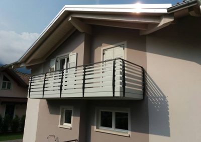 Trentino | Parapetti moderni in alluminio tinta legno per balcone