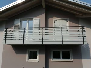 PARAPETTI_IN_ALLUMINIO_RINGHIERE_BALCONI_MODERNI_ASSI_ORIZZONTALI_TRENTINO_ALTO_ADIGE_VENETO