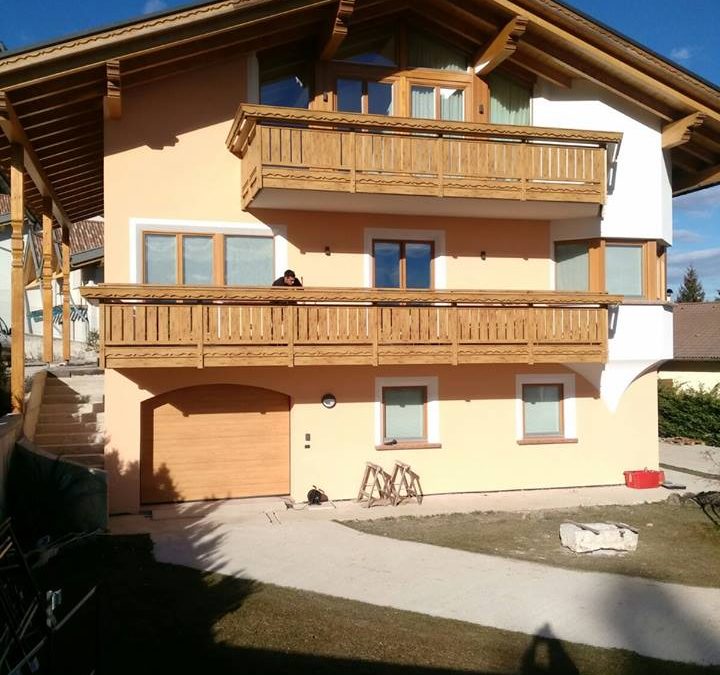 Belluno | Balconi classici con decori rustici