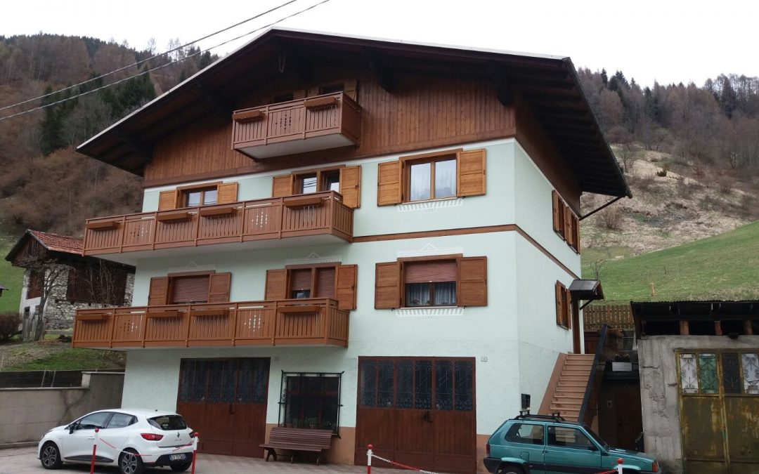 Belluno | Balconi classici con decori e fioriere