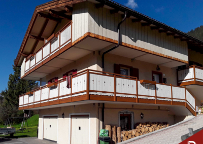 Trentino | Ringhiera classica in alluminio effetto legno con decori
