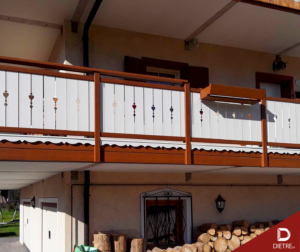 ringhiera in alluminio effetto legno classica con decori