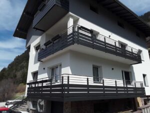 ringhiera grigio grafite in alluminio con corrimano acciaio inox