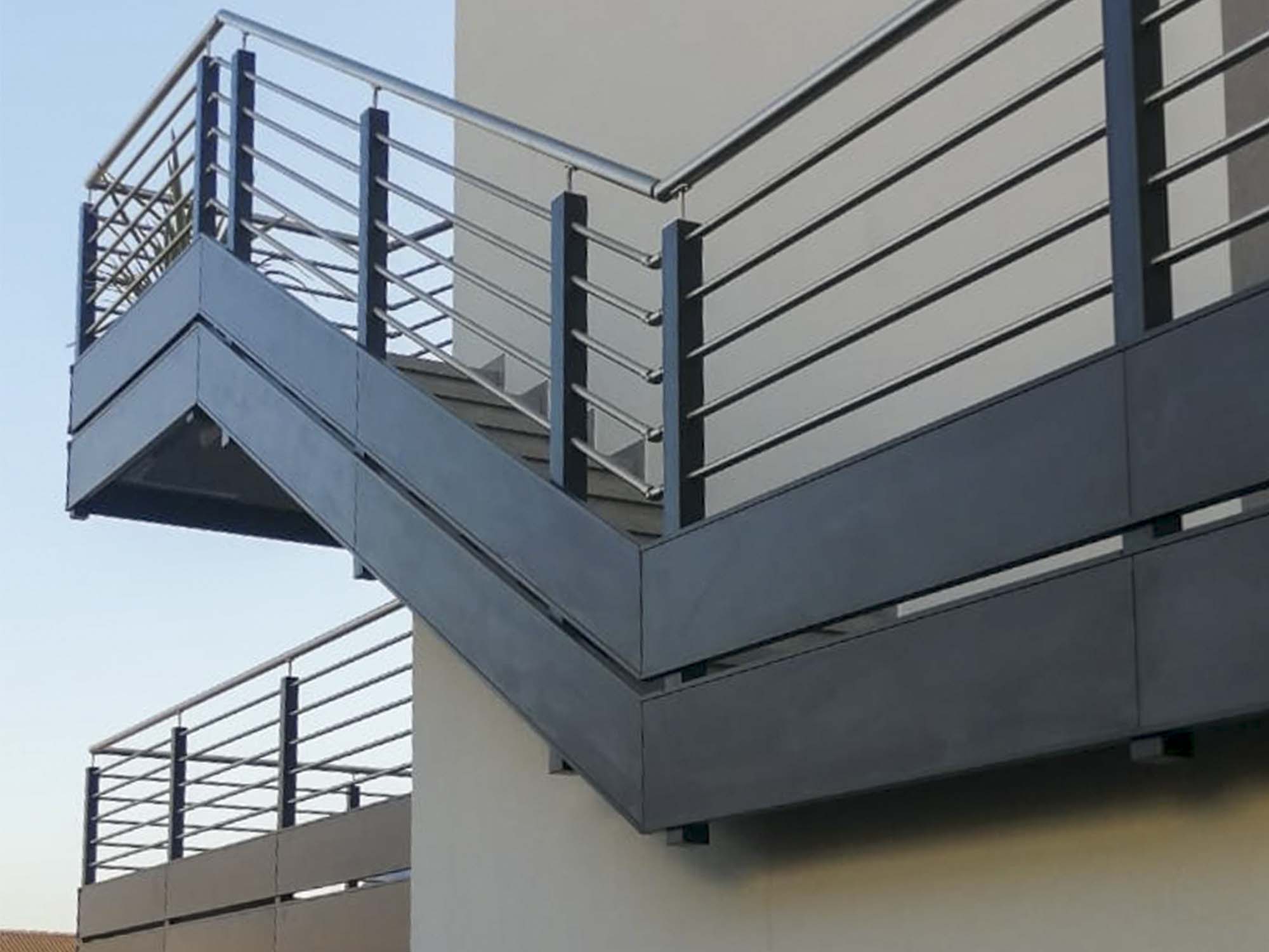 parapetto ringhiera in alluminio acciaio inox e HPL exterior dietre srl parapetto ringhiera in alluminio acciaio inox e HPL exterior