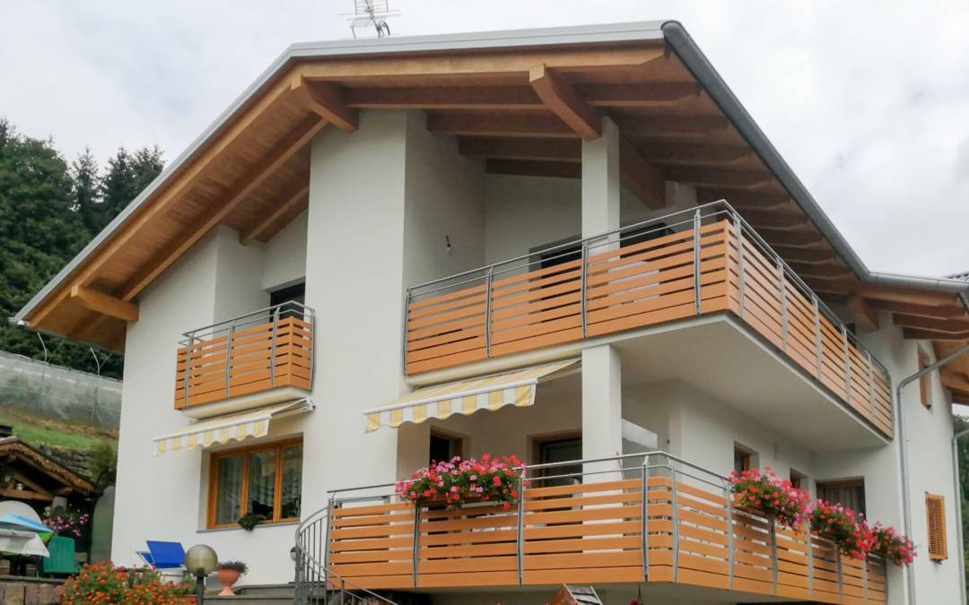Trentino | Ringhiera a staffe sagomate con assi effetto legno