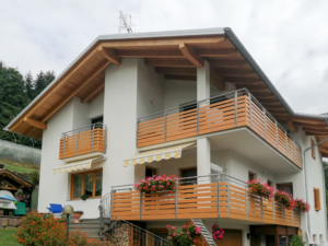 parapetto ringhiera in alluminio con staffe sagomate e assi effetto legno