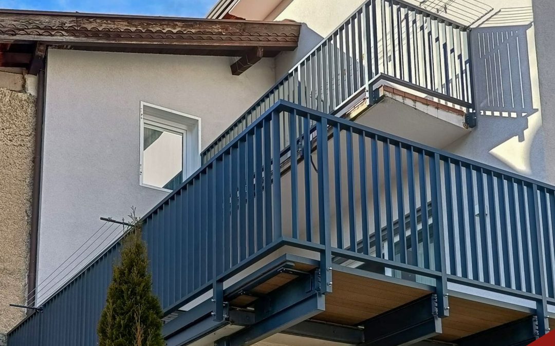 Ronzo Chienis | Ringhiera minimal e pavimento in resina