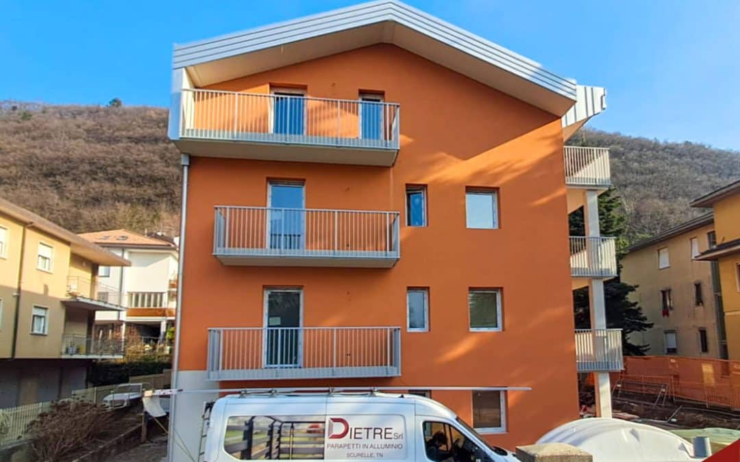 Rovereto | Ringhiera semplice per esaltare la nuova facciata dai colori vivaci