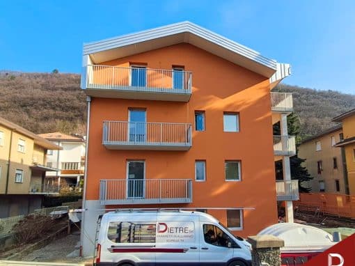 Rovereto | Ringhiera semplice per esaltare la nuova facciata dai colori vivaci